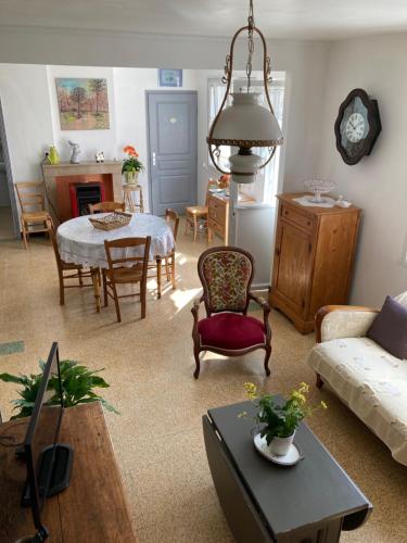 un salon avec un canapé et une table dans l'établissement La Source de la Liane, à Quesques