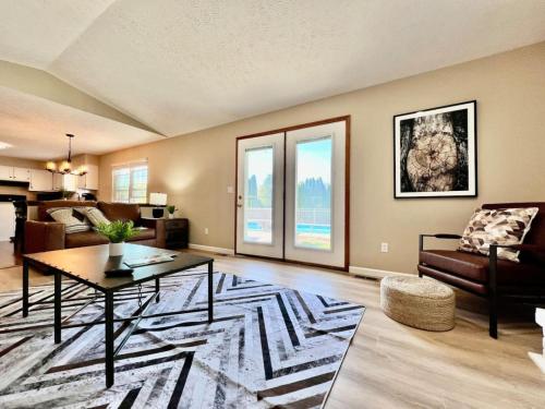 Χώρος καθιστικού στο Suburban paradise in Liberty TWP