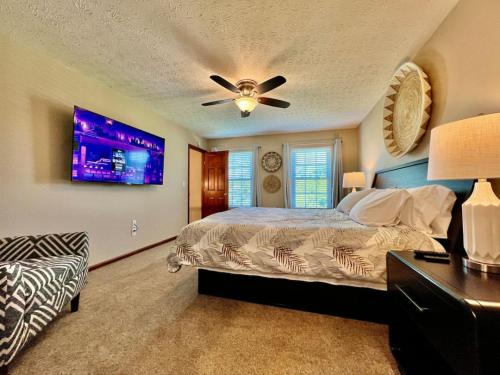 Ένα ή περισσότερα κρεβάτια σε δωμάτιο στο Suburban paradise in Liberty TWP