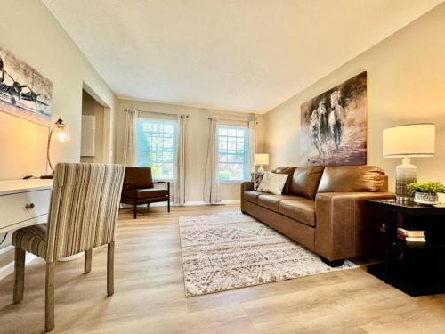 Χώρος καθιστικού στο Suburban paradise in Liberty TWP