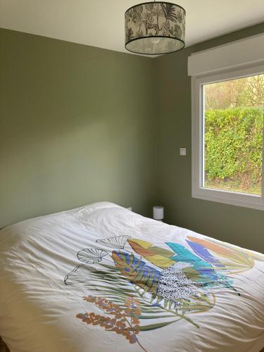 une chambre avec un lit avec un tableau dessus dans l'établissement Vacances au calme aux 3 Bouchots, à Quend