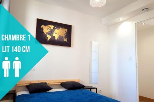 - une chambre avec un lit bleu et une carte murale dans l'établissement Chaleureux T3 (Proche rempart) - 2 Chambres - WIFI, à Avignon