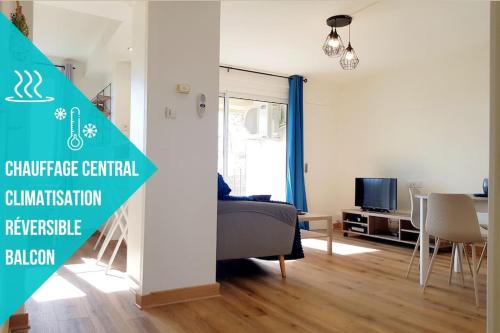 Cet appartement comprend une chambre et un salon avec un lit et une télévision. dans l'établissement Chaleureux T3 (Proche rempart) - 2 Chambres - WIFI, à Avignon