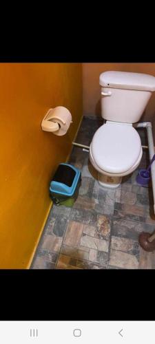 a bathroom with a toilet and a trash can at Casa de mar in La Libertad