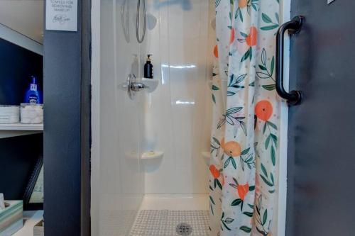 una ducha con cortina de ducha con flores en The Little Villa - 2Bed 1Bath Private Suite, en Bristol