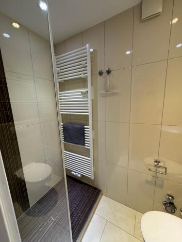 a bathroom with a shower and a toilet at Traumhafte Ferienwohnung - direkter Meerblick - 50m zum Strand in Cuxhaven Duhnen in 1A Lage im Haus Seehütte in Cuxhaven