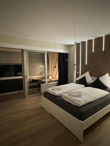 ein Schlafzimmer mit einem großen Bett und ein Wohnzimmer in der Unterkunft Traumhafte Ferienwohnung - direkter Meerblick - 50m zum Strand in Cuxhaven Duhnen in 1A Lage im Haus Seehütte in Cuxhaven