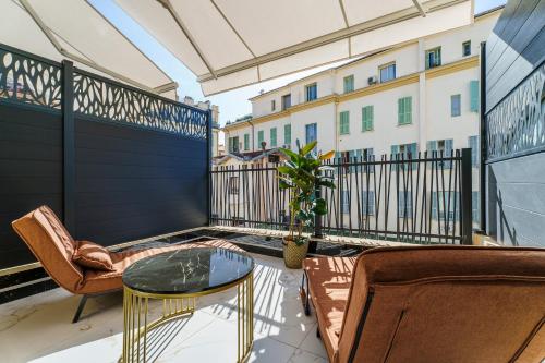 - un balcon avec une table et des chaises dans l'établissement Nice Renting - 3FRANCE - Luxury & Comfort Suite by the Sea & Terrace, à Nice