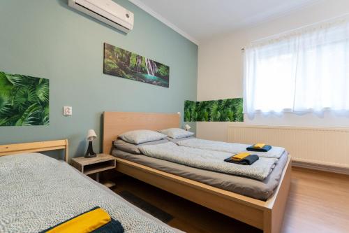 um quarto com 2 camas e uma janela em K52 Apartment Budapest em Budapeste