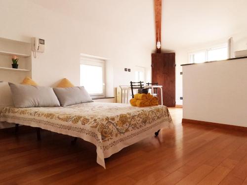um quarto com uma cama num quarto com pisos em madeira em Terrazzaconvista - sui tetti della città vecchia em Gênova
