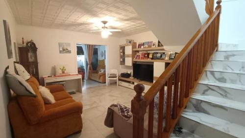 - un salon avec un escalier, un canapé et une chaise dans l'établissement Casa en La Paz, à Puerto de la Cruz