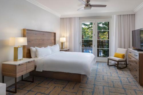 um quarto com uma cama grande e uma televisão em Marriott's Newport Coast Villas em Newport Beach