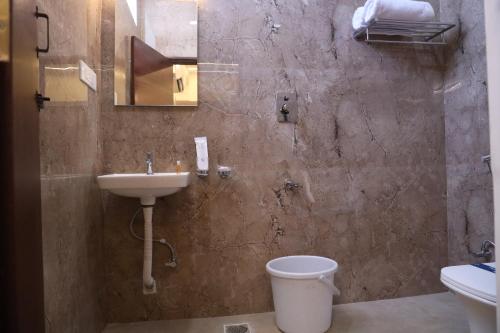 uma casa de banho com um lavatório e um WC em Dhivya Residency em Tiruvannamalai