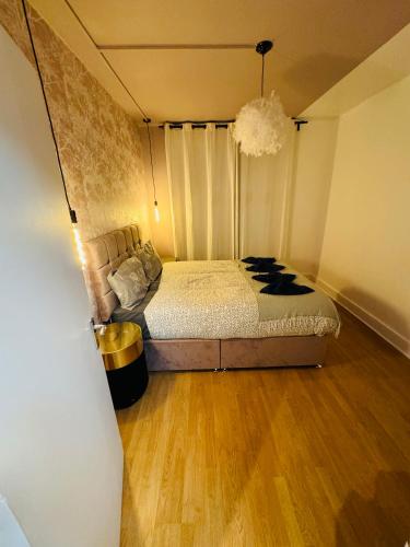 una camera con un letto di London Eye 3 Bedroom Apartment a Londra