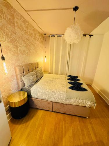 una camera con un letto di London Eye 3 Bedroom Apartment a Londra