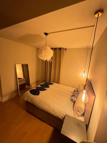 a bedroom with a bed and a mirror and a lamp at London Eye 3 Bedroom Apartment in London