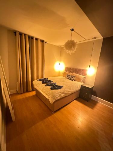 una camera con un letto e due luci accese di London Eye 3 Bedroom Apartment a Londra
