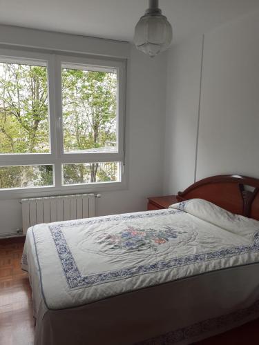 1 dormitorio con 1 cama y 2 ventanas en Apartamento zona de los osos, en Santander