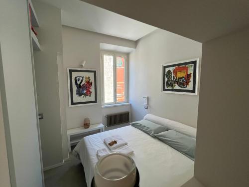 małą sypialnię z łóżkiem i umywalką w obiekcie CARPE DIEM Ponte Milvio Olimpico Farnesina w Rzymie