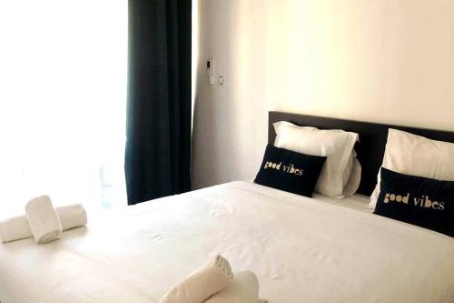 une chambre avec un lit blanc avec deux oreillers dans l'établissement Carré Or - Standing Hyper centre plage 2 min, à Saint-Raphaël