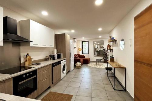 une cuisine avec un comptoir et un salon dans l'établissement Très bel appartement climatisé - Chez Tom et Anna, à Bédoin