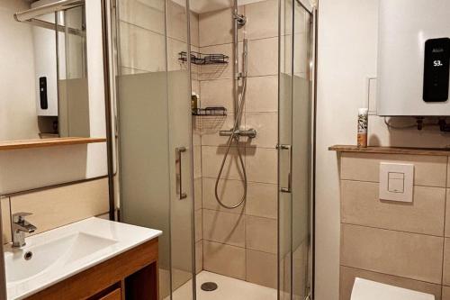 Ένα μπάνιο στο Très bel appartement climatisé - Chez Tom et Anna