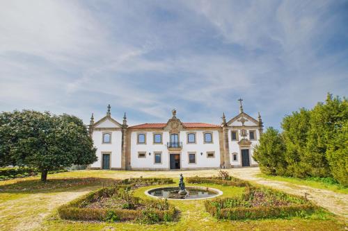 an estate with a fountain in front of a building at Solar das Bouças by Quantique in Amares