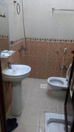 uma casa de banho com um WC, um bidé e um lavatório. em العييري للشقق المفروشة النعيريه 4 em Al Nairyah