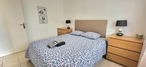 une chambre avec un lit et une commode dans l'établissement Logement thermale et de tourisme Les Acacias 1, à Jonzac