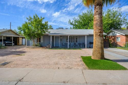 a palm tree in front of a house at LEMONADE SOL in Tempe