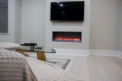 Televisyen dan/atau pusat hiburan di 3 Bed House in the heart of Palmers Green