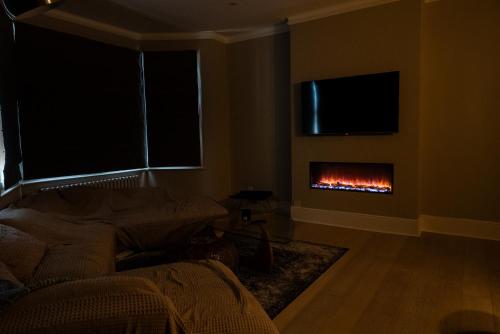 Televisyen dan/atau pusat hiburan di 3 Bed House in the heart of Palmers Green