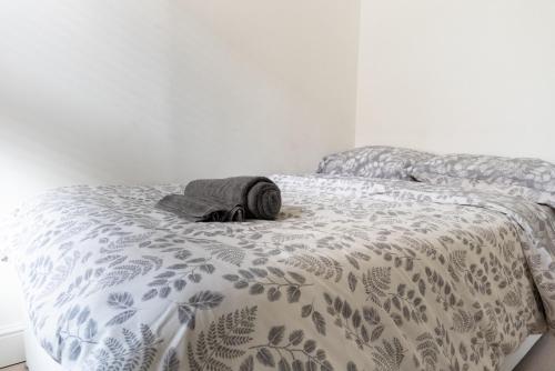Katil atau katil-katil dalam bilik di 3 Bed House in the heart of Palmers Green