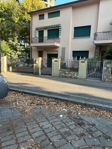 Foto Villetta centro Imola 4 persone in matrimoniale, una piazza e mezzo e un singolo con parcheggio privato gratuito 1