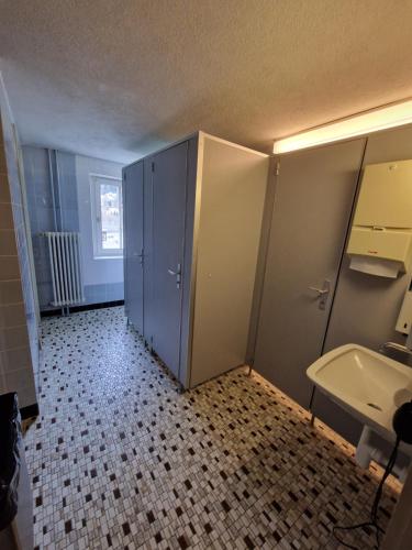 un baño vacío con lavabo y espejo en Casa Mia Goms, en Reckingen - Gluringen