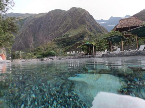 a pool of water with a mountain in the background at Hospedaje Quillabamba in Santa Teresa