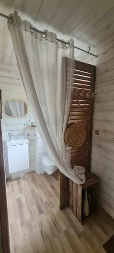 La salle de bains est pourvue de lits superposés, de toilettes et d'un lavabo. dans l'établissement Le Cocon de Mina, 15 min du Puy du Fou, à Mortagne-sur-Sèvre