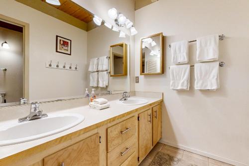 ein Badezimmer mit 2 Waschbecken und einem Spiegel in der Unterkunft Creekside at Kingswood in Kings Beach