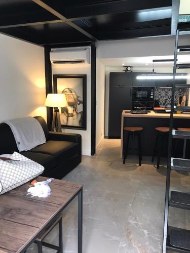 Une atypique et merveilleuse Petite maison en plein cœur de Nice, à proximité de la mer et des plages