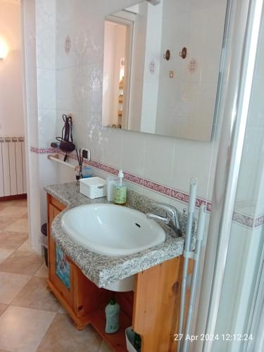 y baño con lavabo y espejo. en IL GIARDINO en La Spezia