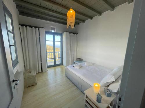 Ένα ή περισσότερα κρεβάτια σε δωμάτιο στο Nightsky Tinos Villa w Unrestricted View