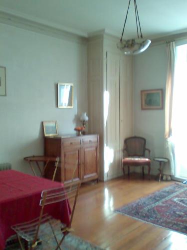 - un salon avec une table et des chaises dans l'établissement Au premier, à Genève