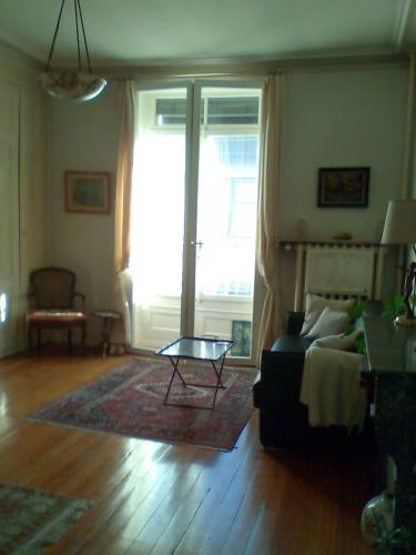- un salon avec un canapé et une table basse dans l'établissement Au premier, à Genève