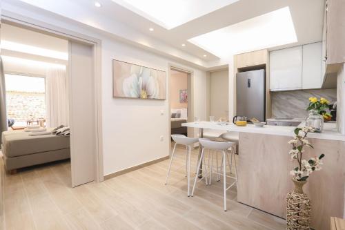 Elisavet City Apartment with Veranda