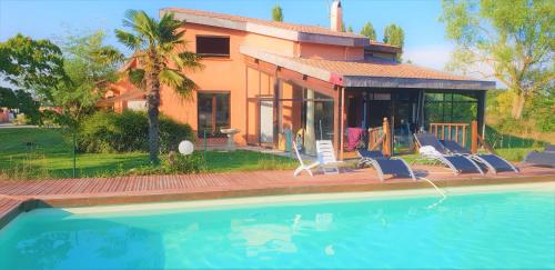 Φωτογραφία από το άλμπουμ του Maison Standing 260M2 Véranda Piscine Jardin 2700M2 Vue campagne σε Lherm