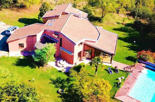 Φωτογραφία από το άλμπουμ του Maison Standing 260M2 Véranda Piscine Jardin 2700M2 Vue campagne σε Lherm