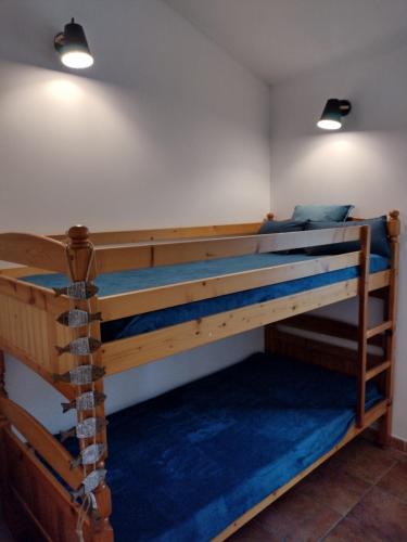 een slaapkamer met twee stapelbedden in een kamer bij Vacances en Camargue proche de la mer climatisé in Aigues-Mortes