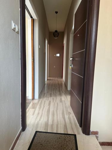 an empty hallway with a door and a mat on the floor at ΜΕ ΘΕΑ ΤΗΝ ΓΟΡΓΟΝΑ in Preveza