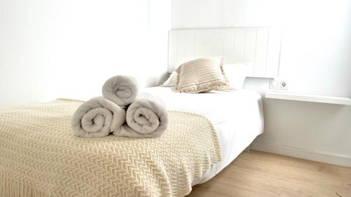 two towels on a bed in a bedroom at Centro con terraza blco by Prestigi in Terrassa