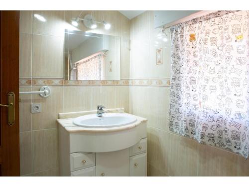 ein Bad mit einem Waschbecken und einem Spiegel in der Unterkunft Perbes in Miño